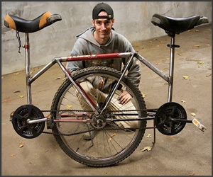 Doi pe jumatate de bicicleta